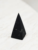 Shungite Club Shungite Stone High Pyramid Unpolished, Healing Crystal, Gemstone for Meditation, Pyramid Goloda Decor (40 mm)