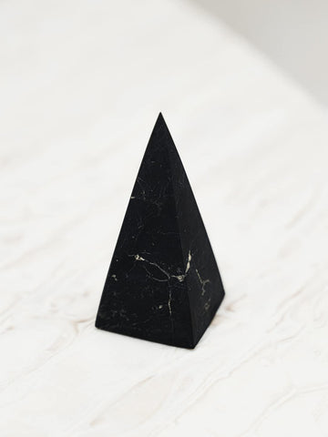 Shungite Club Shungite Stone High Pyramid Unpolished, Healing Crystal, Gemstone for Meditation, Pyramid Goloda Decor (40 mm)