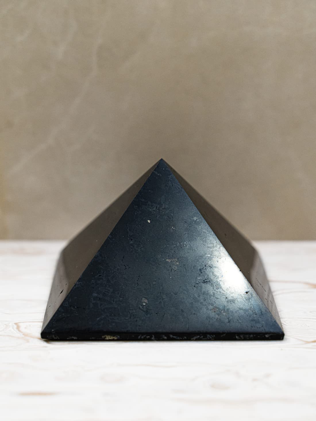 Shungite Club Polished Shungite Pyramid 100 mm (3,94 inches) Healing Crystal Desk Decor Shungite Stone for Home Positive Energy