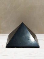 Shungite Club Polished Shungite Pyramid 100 mm (3,94 inches) Healing Crystal Desk Decor Shungite Stone for Home Positive Energy