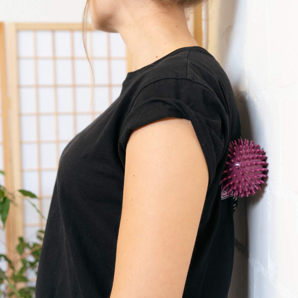 Navaris Spiky Massage Balls - Set of 2 - Hedgehog Balls for Self Massage - 1x Medium-Hard & 1x Hard Ball - Pair of Bumpy Massage
