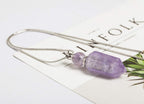 AMOYSTONE 1P Natural Amethyst Necklace Long Chain, Healing Oil Crystals Perfume Necklace Aromatherapy Bullet Shape Pendant Women