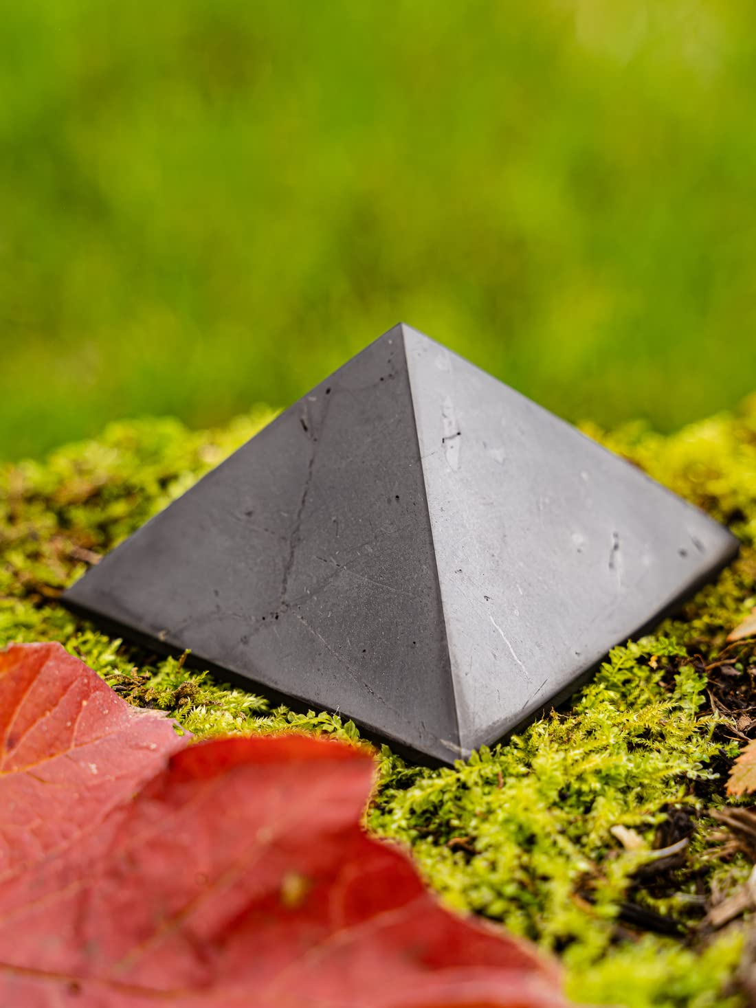 Shungite Club Polished Shungite Pyramid 100 mm (3,94 inches) Healing Crystal Desk Decor Shungite Stone for Home Positive Energy