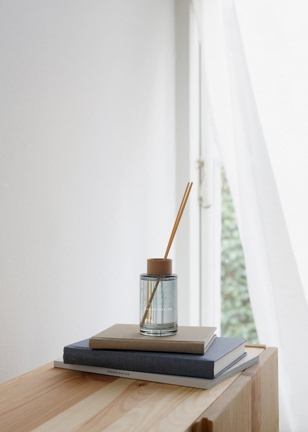 Skandinavisk Y Island Scent Diffuser with 8 Reeds. Lasts +3 Months. Fragrance Notes: Crabapple and Dog Rose, Water Mosses and