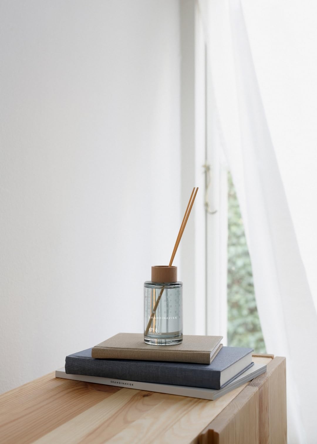 Skandinavisk Y Island Scent Diffuser with 8 Reeds. Lasts +3 Months. Fragrance Notes: Crabapple and Dog Rose, Water Mosses and