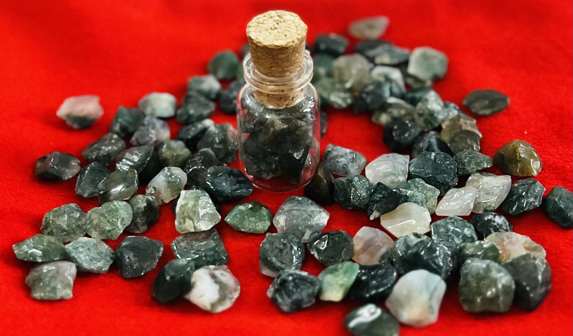 Indian Consigners Natural Crushed Polished Tumbled Gem Stone Chips, Decoration & Healing Crystals (Moss Agate)