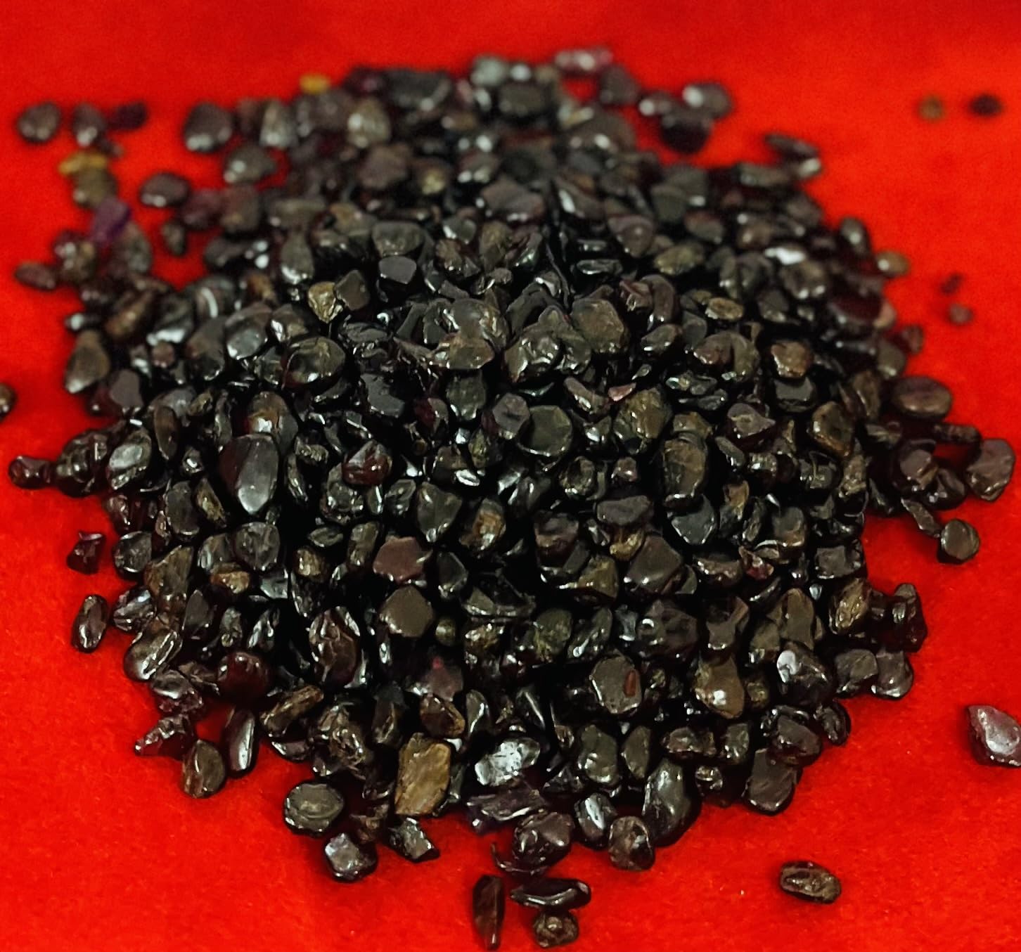 Indian Consigners Natural Crushed Polished Tumbled Gem Stone Chips, Decoration & Healing Crystals (Garnet)