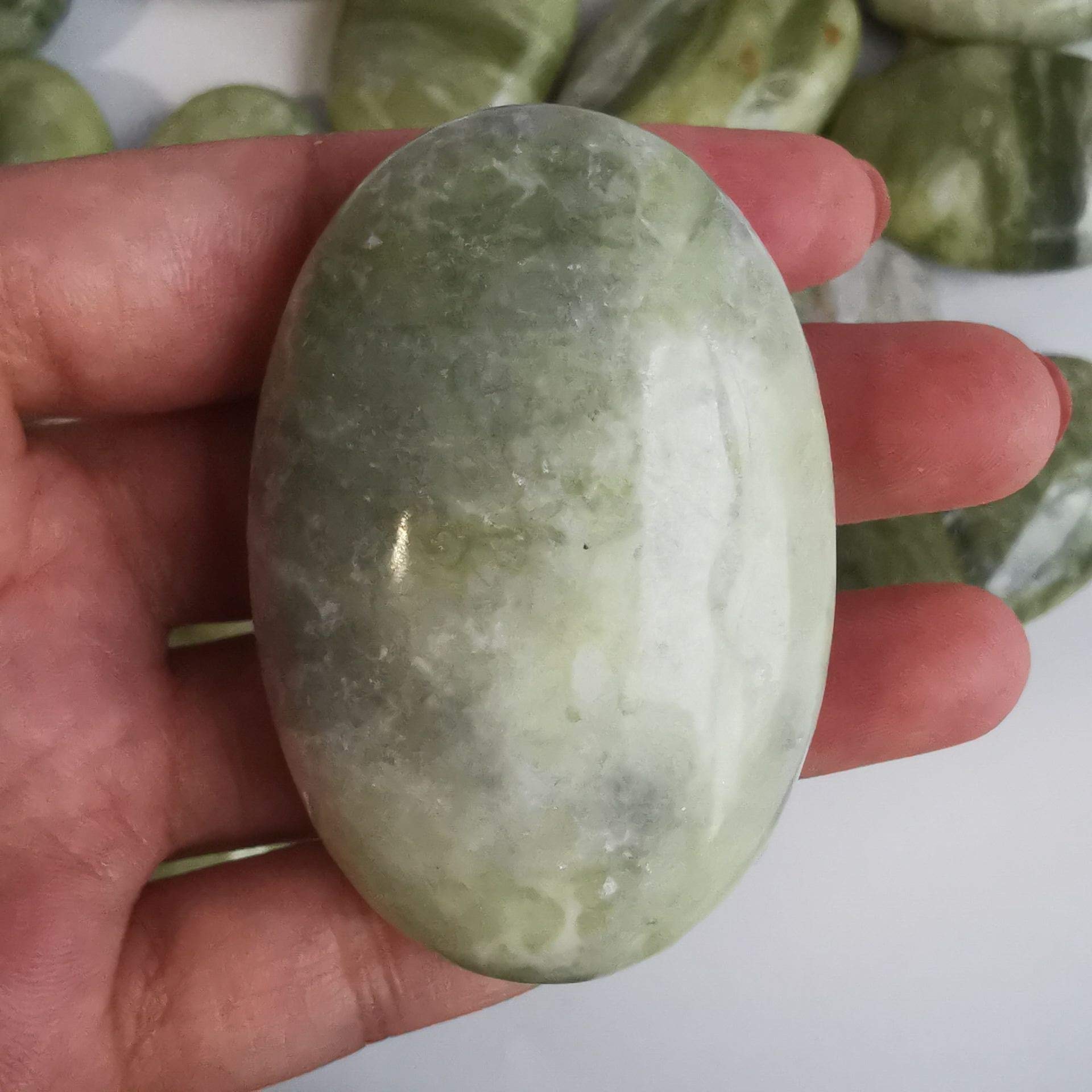 Loveliome Natural Green Jade Oval Polished Worry Stones, Healing Crystal Indoor Fountain Stones Massage Energy Anxiety Relief It