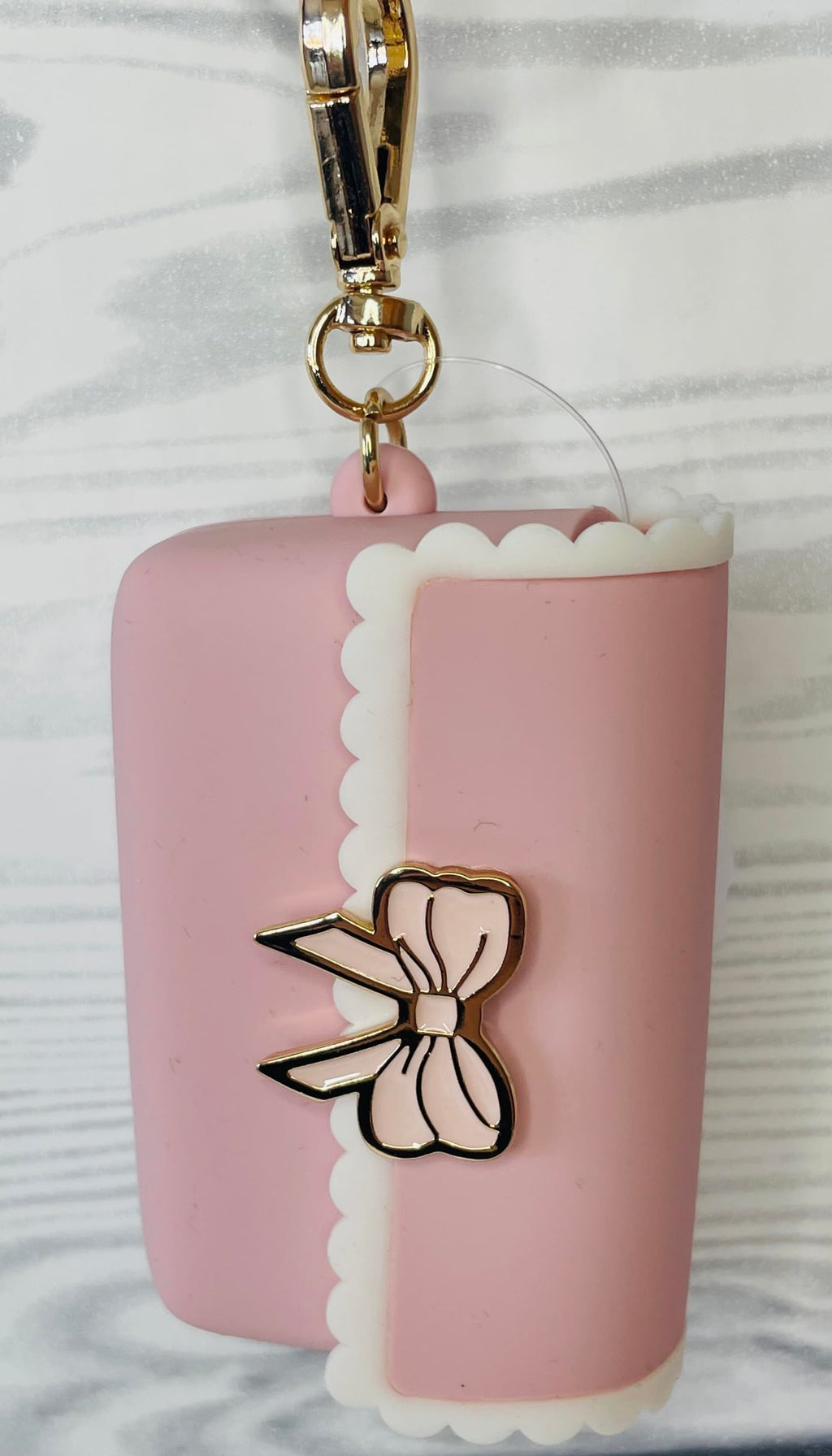 Bath and Body Works Sweetheart Song Pink Scalloped Bow Snap Case With Gold Accents Pocketbac Hand Sanitzer Holder