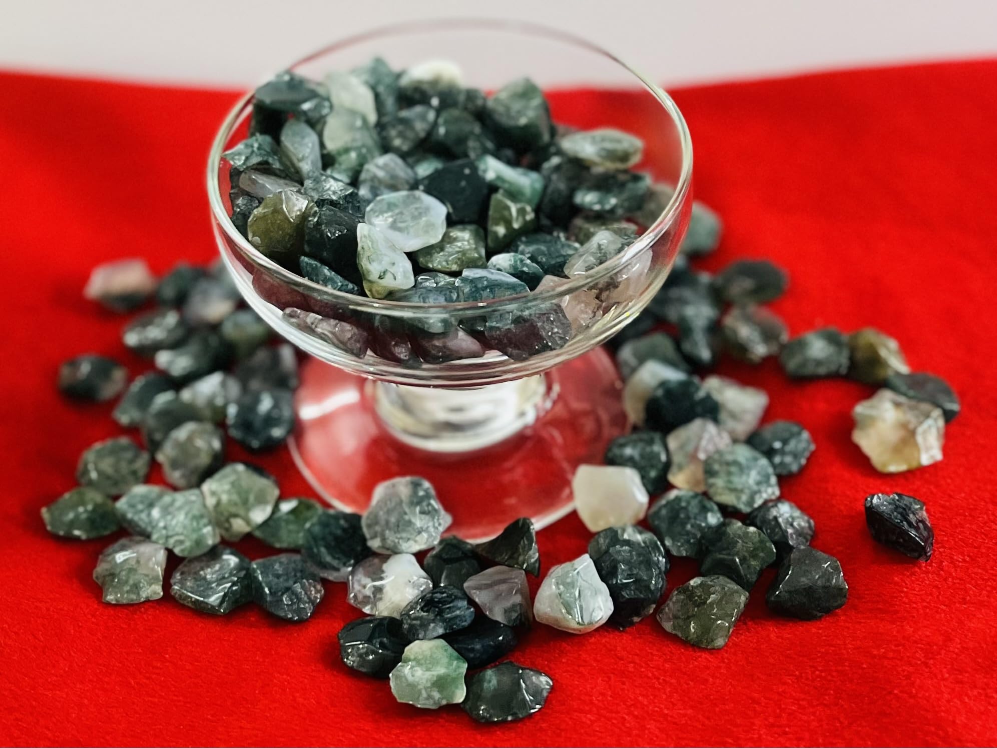 Indian Consigners Natural Crushed Polished Tumbled Gem Stone Chips, Decoration & Healing Crystals (Moss Agate)