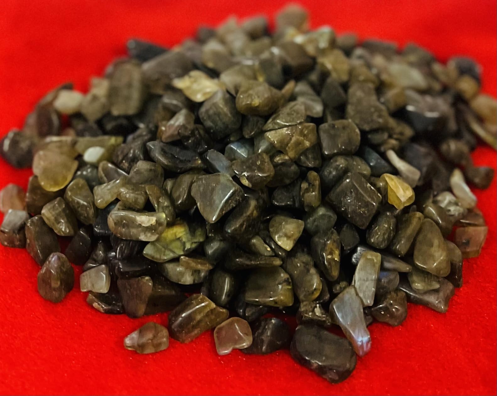 Indian Consigners Natural Crushed Polished Tumbled Gem Stone Chips, Decoration & Healing Crystals (Labradorite)
