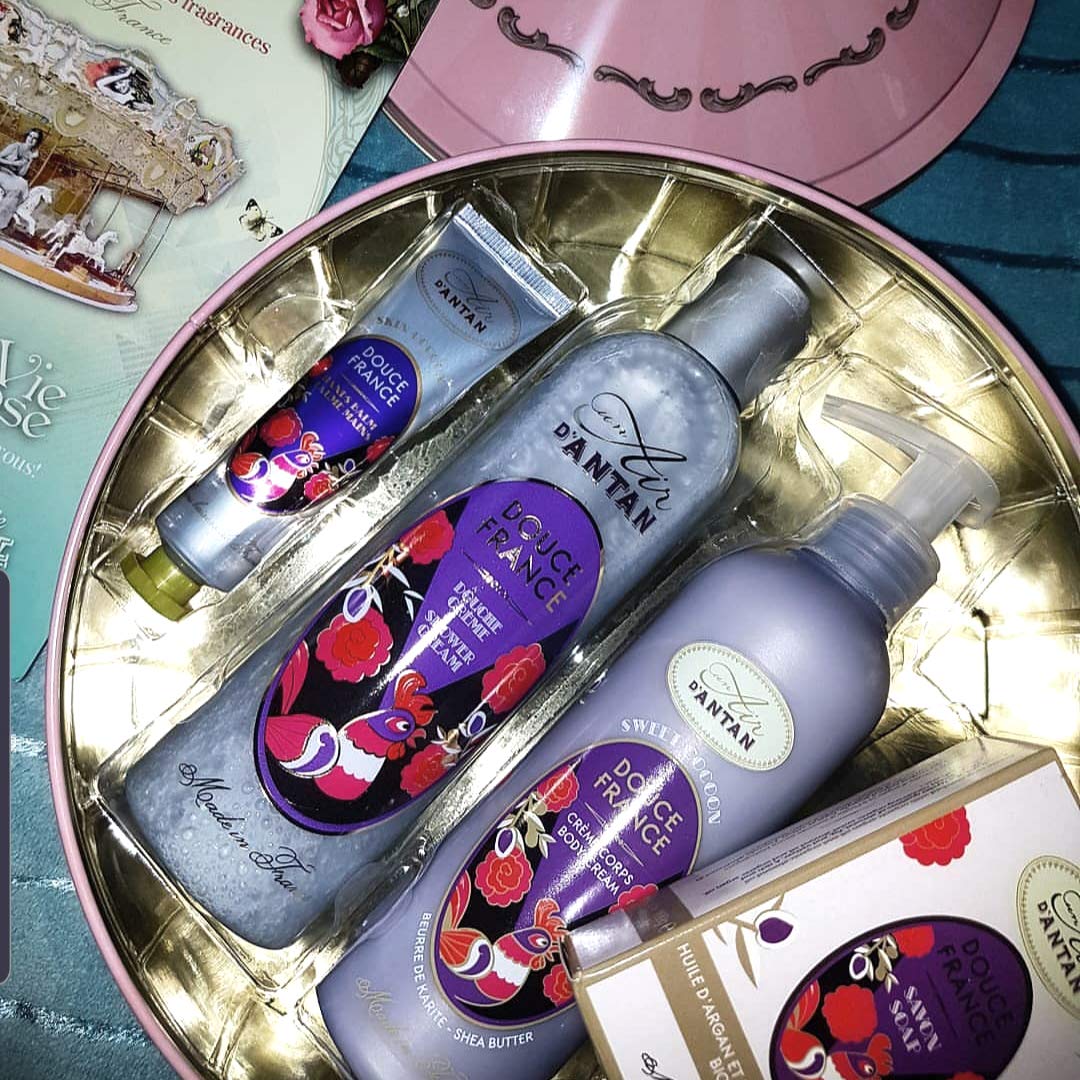 Un Air d'Antan Spa Gift Basket for Women - 4-piece French Bath Gift Set for Women- Hand Cream (0.08 oz) Body Wash (8.4 oz) Body