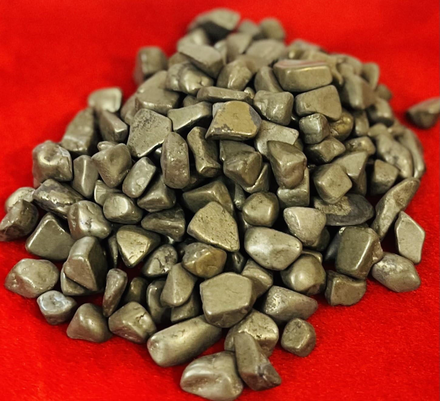 Indian Consigners Natural Crushed Polished Tumbled Gem Stone Chips, Decoration & Healing Crystals (Pyrite)