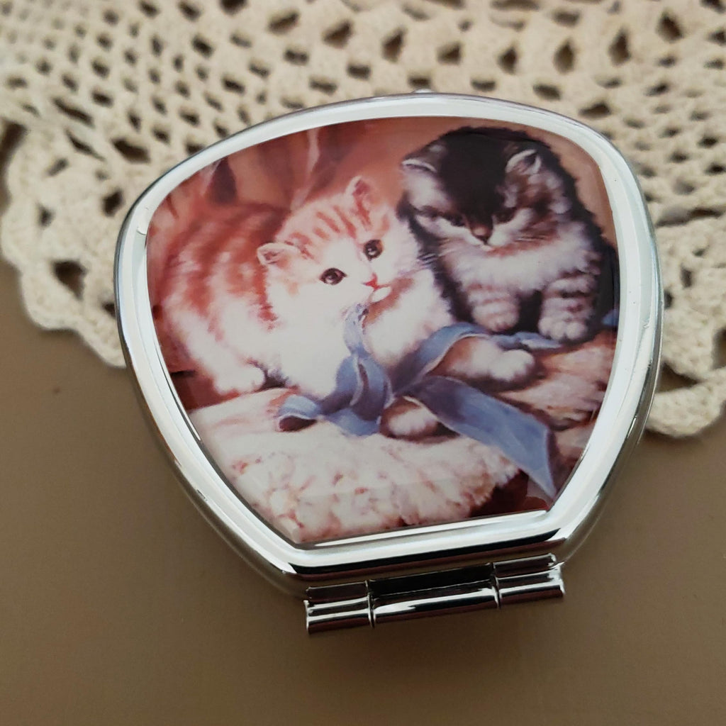 Houder Designer Pill Box - Decorative Pill Case with Gift Box - Carry Your Meds in Style (Kittens)