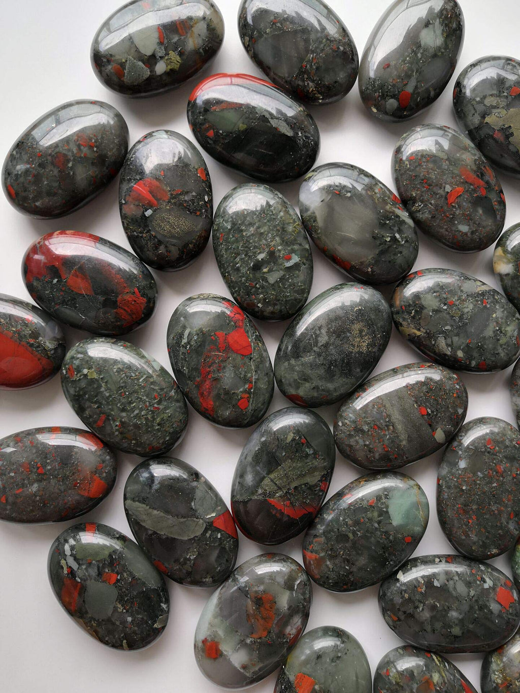 Loveliome Natural Africa Bloodstone Oval Polished Worry Stones, Healing Crystal Indoor Fountain Stones Massage Energy Anxiety Re