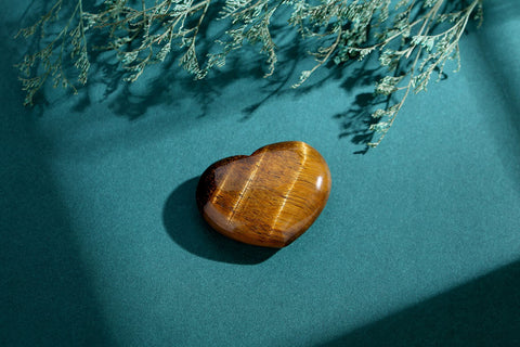 QINJIEJIE 1.8'' Large Heart Crystal Love Stone Tigers Eye Smooth Gua Sha Healing Crystals Decor Meditation Yoga Worry Stones Gem